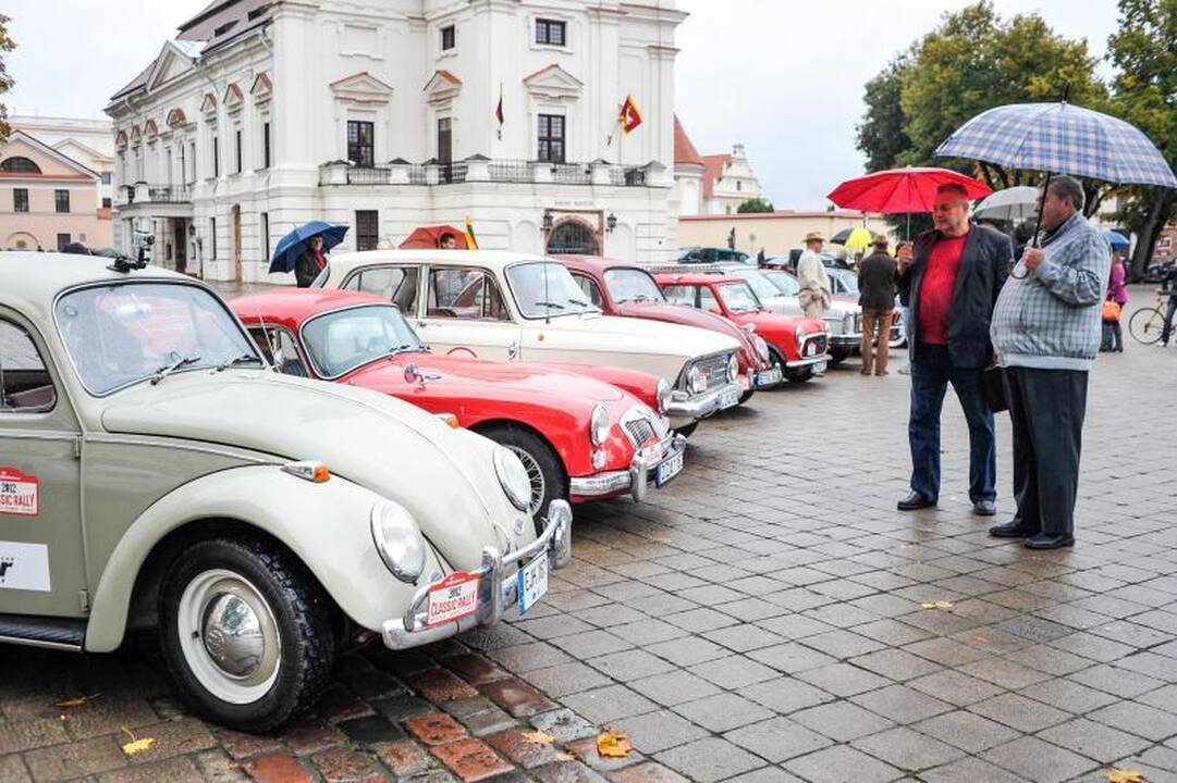 Į Kauną užsuko klasikinių automobilių ralis