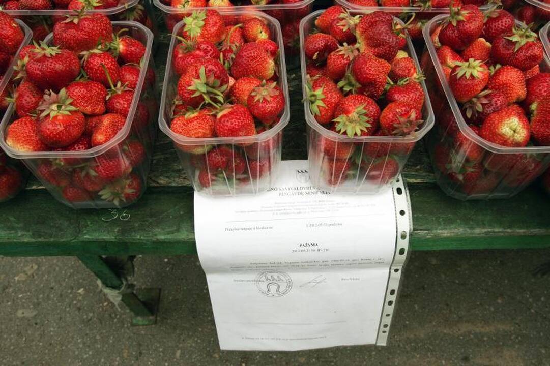 Lietuviškos braškės – po 20 litų, bet pirkėjų netrūksta