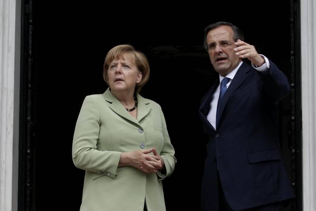Tūkstančiai protestuojančių graikų A. Merkel lygina su A. Hitleriu