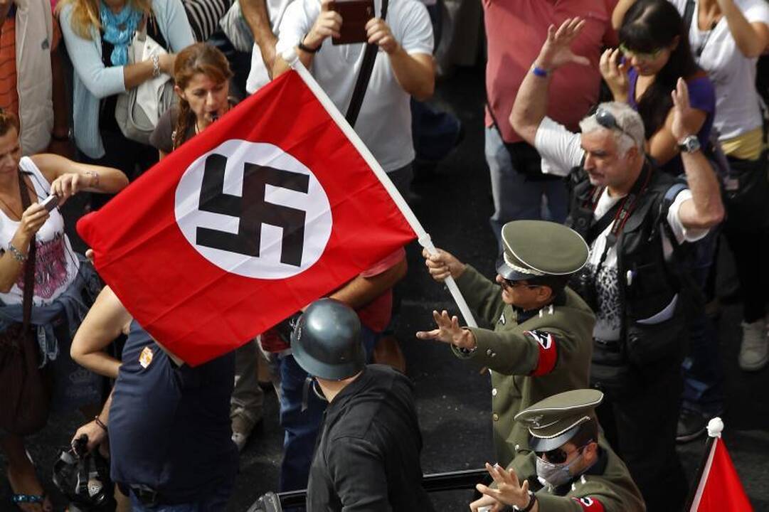 Tūkstančiai protestuojančių graikų A. Merkel lygina su A. Hitleriu
