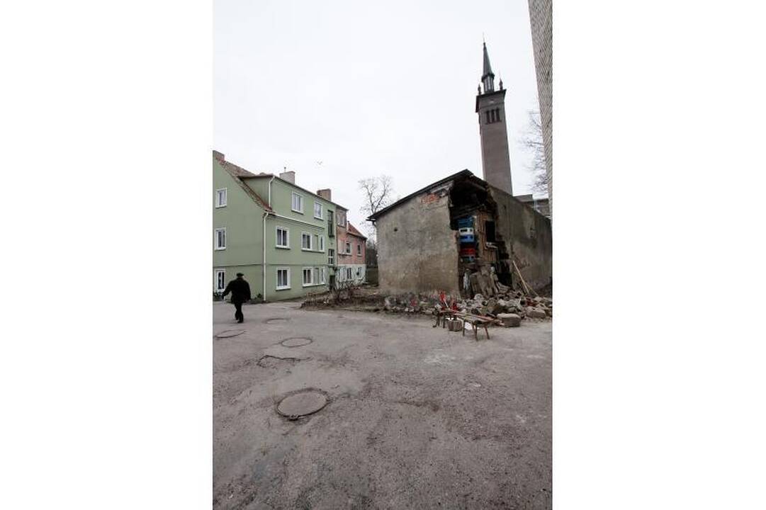 Klaipėdoje pavojingai byra seno sandėlio siena