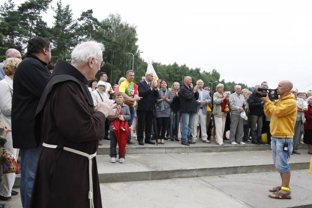 Pašventinti būsimo Onkologijos centro koplyčios varpai 