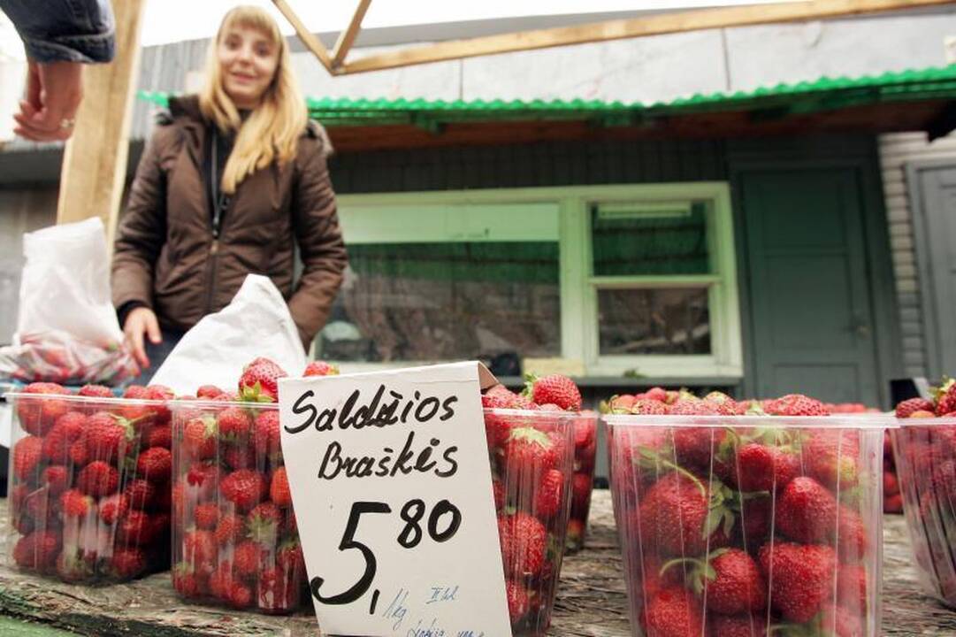 Lietuviškos braškės – po 20 litų, bet pirkėjų netrūksta