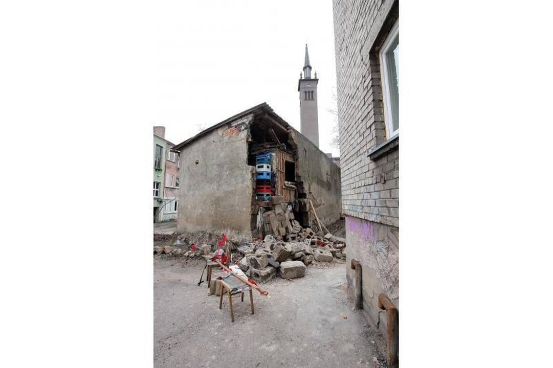 Klaipėdoje pavojingai byra seno sandėlio siena
