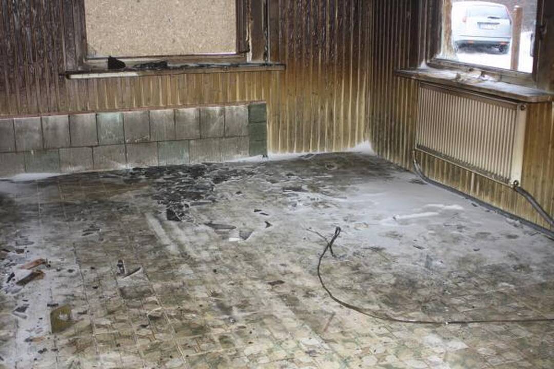 Savanoriai valė sudegusią gyvūnų prieglaudą