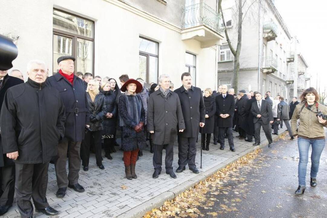 B. Lubio atminimas Klaipėdoje įamžintas bareljefu