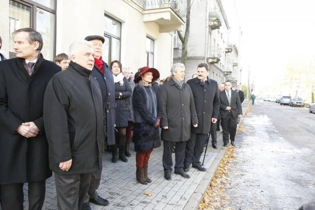 B. Lubio atminimas Klaipėdoje įamžintas bareljefu
