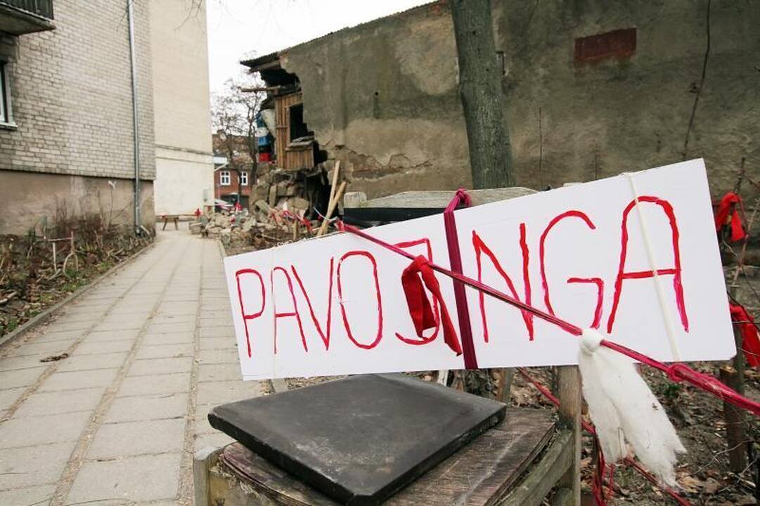 Klaipėdoje pavojingai byra seno sandėlio siena
