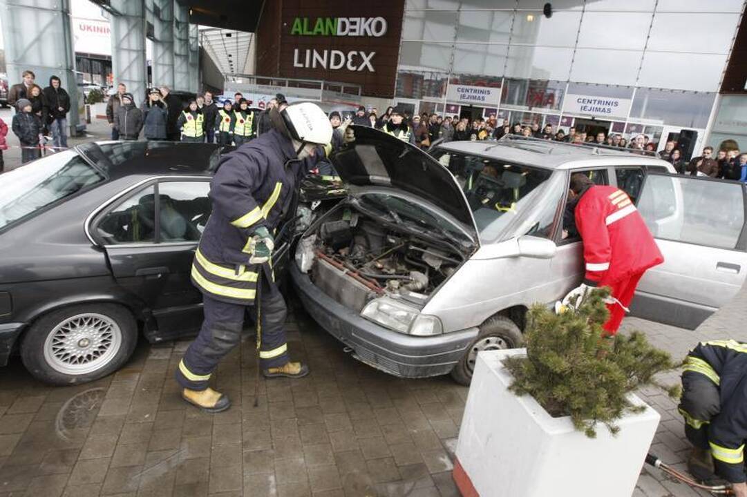Klaipėdos merą vadavo iš sumaitotos mašinos