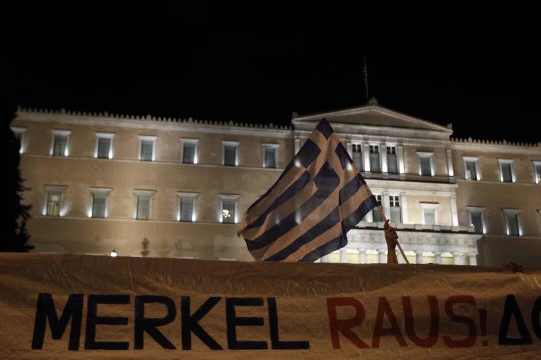 Tūkstančiai protestuojančių graikų A. Merkel lygina su A. Hitleriu
