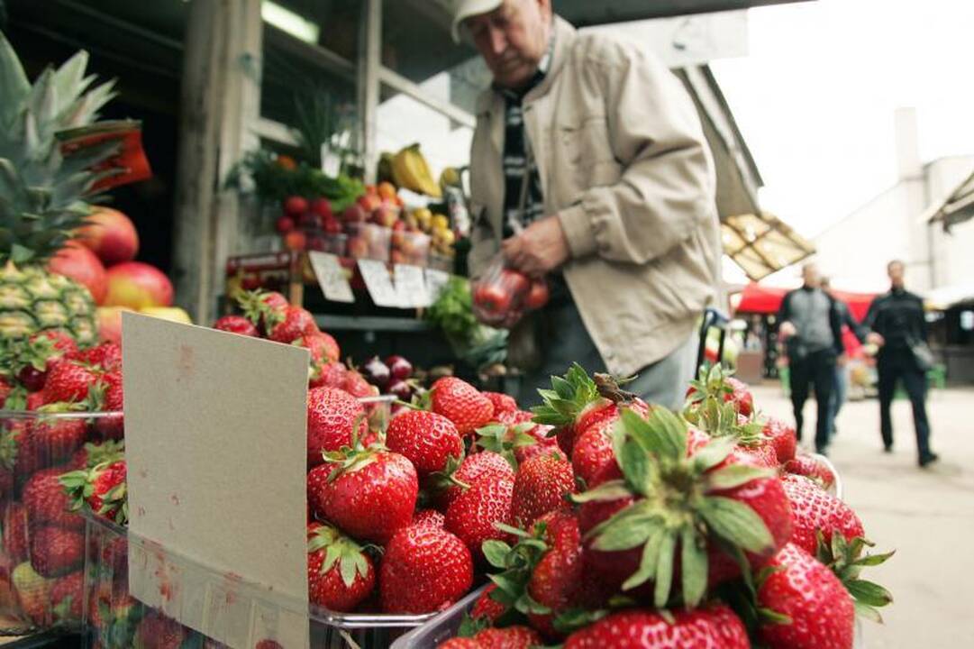 Lietuviškos braškės – po 20 litų, bet pirkėjų netrūksta