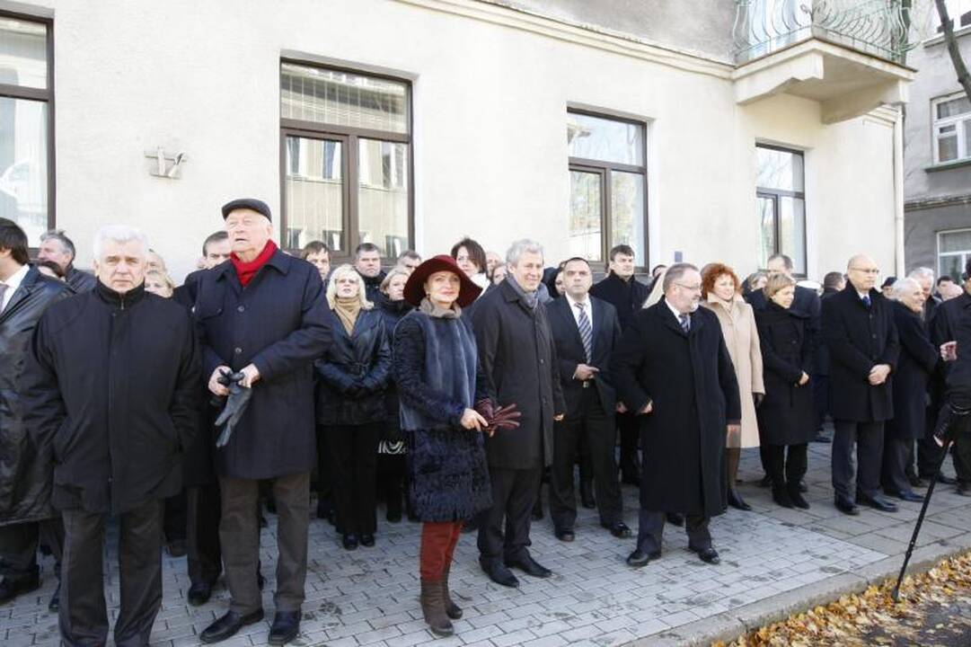 B. Lubio atminimas Klaipėdoje įamžintas bareljefu