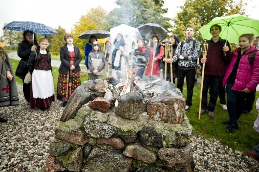 Festivalio pradžią paženklino lietus, ugnis ir aitvarai