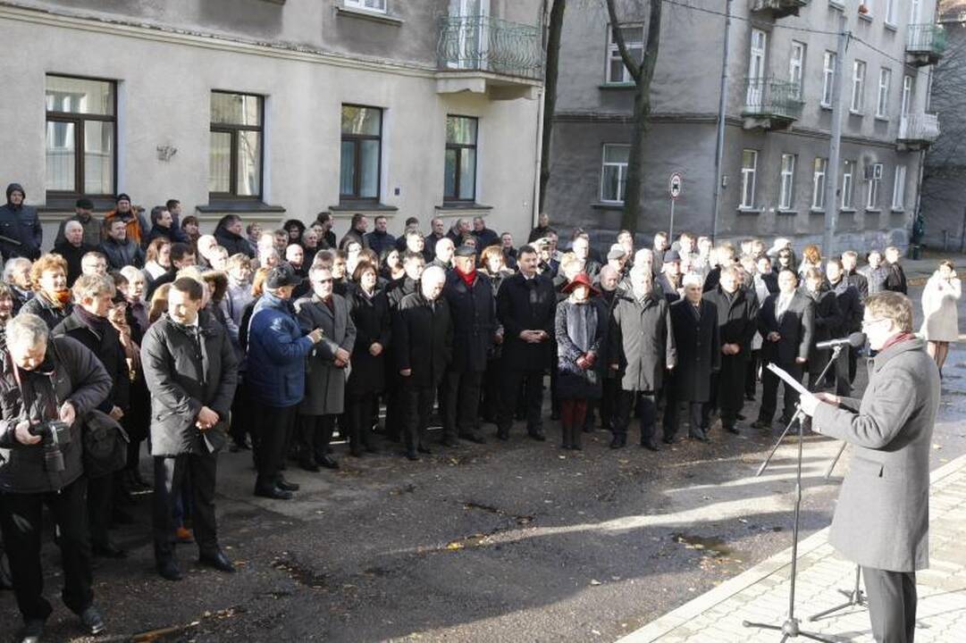 B. Lubio atminimas Klaipėdoje įamžintas bareljefu