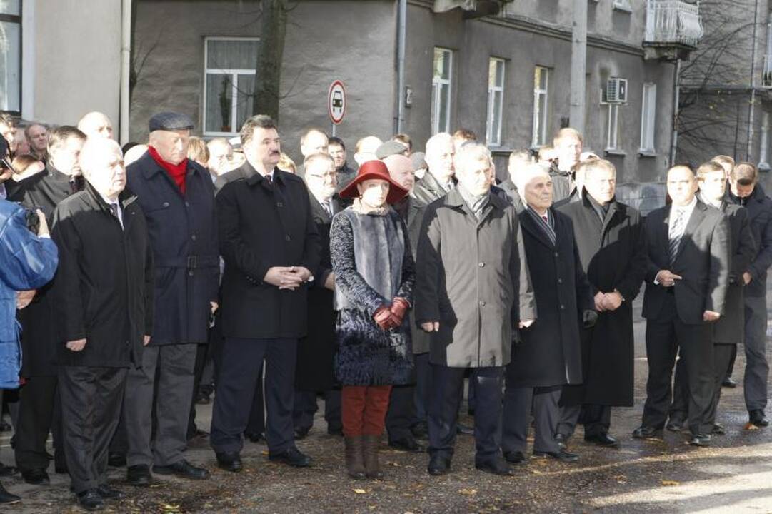 B. Lubio atminimas Klaipėdoje įamžintas bareljefu