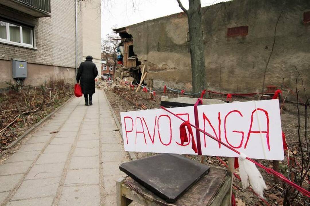 Klaipėdoje pavojingai byra seno sandėlio siena