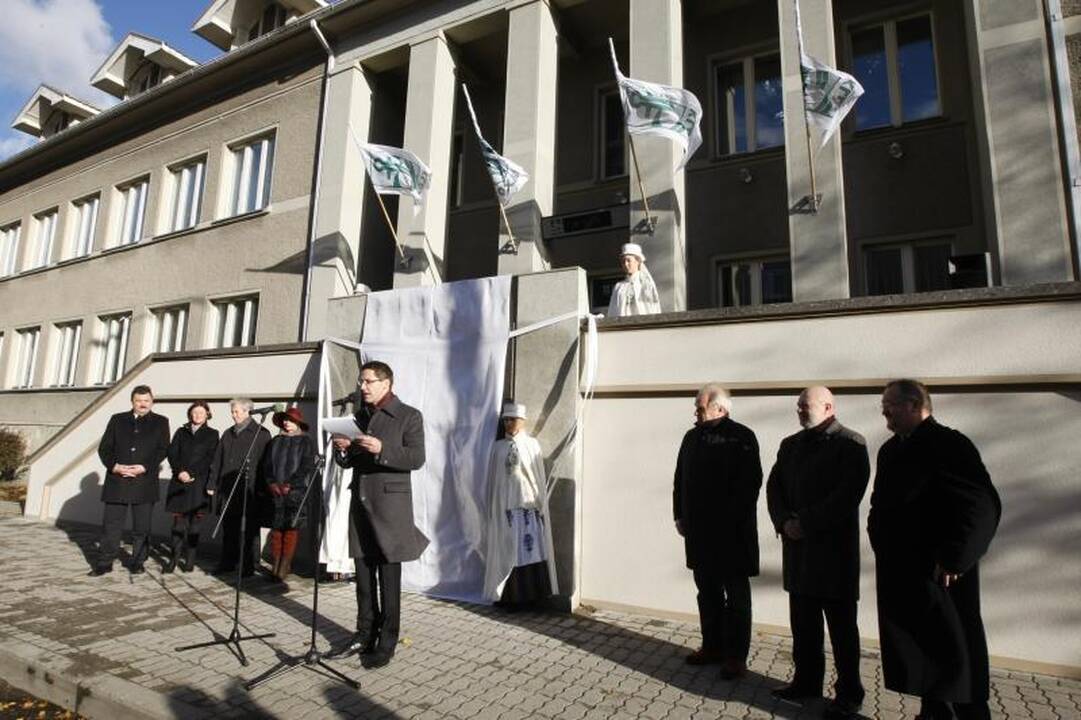 B. Lubio atminimas Klaipėdoje įamžintas bareljefu