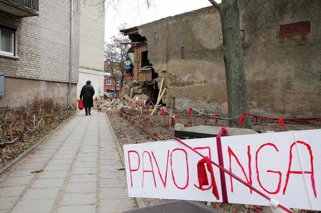 Klaipėdoje pavojingai byra seno sandėlio siena