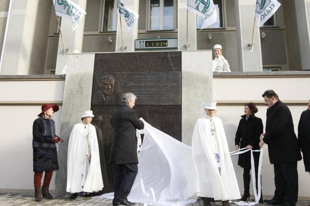 B. Lubio atminimas Klaipėdoje įamžintas bareljefu