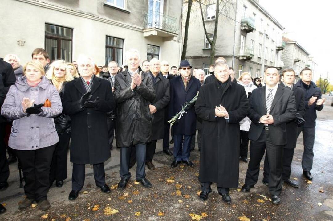 B. Lubio atminimas Klaipėdoje įamžintas bareljefu