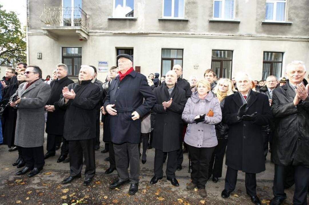 B. Lubio atminimas Klaipėdoje įamžintas bareljefu