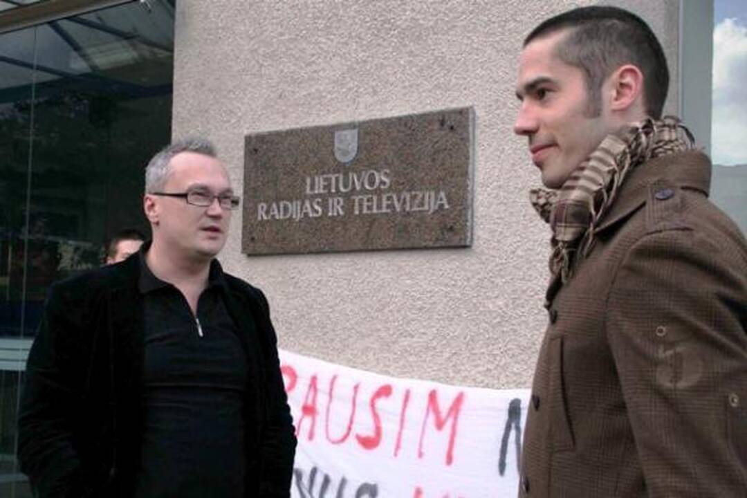 Dėl reportažo - mitingas prie LRT pastato
