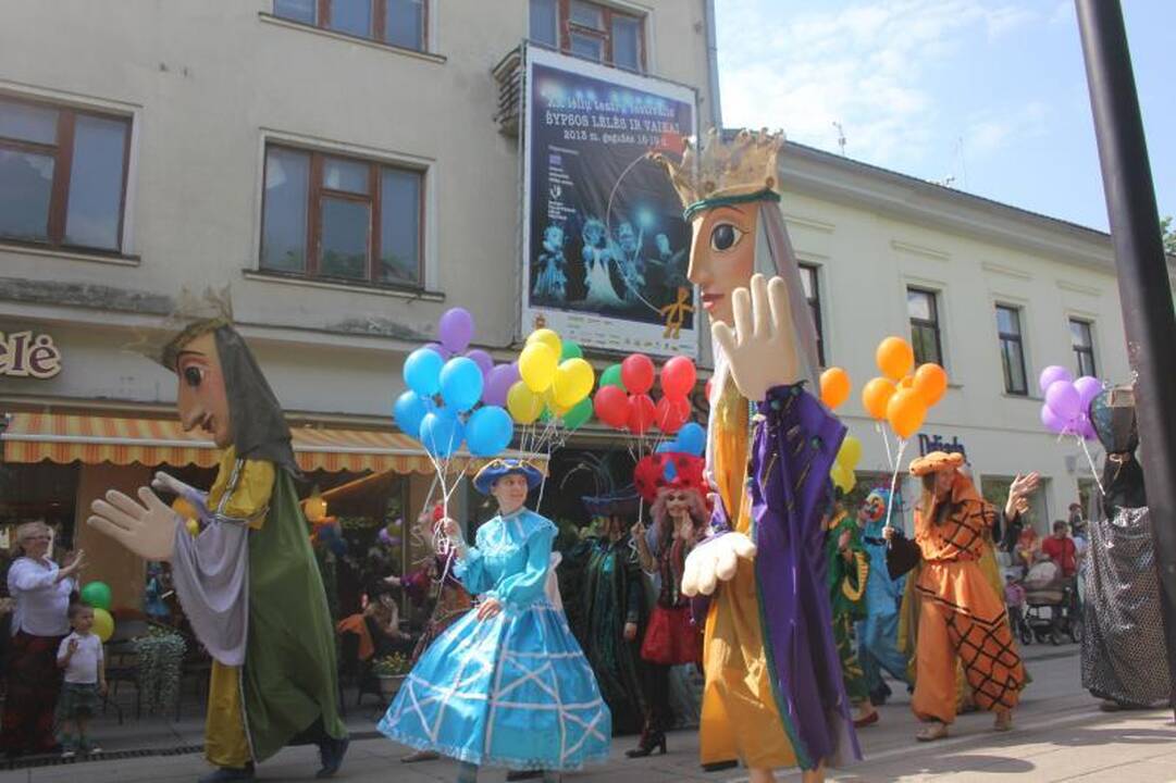 Laisvės alėjoje – įspūdingas lėlių ir kaukių paradas