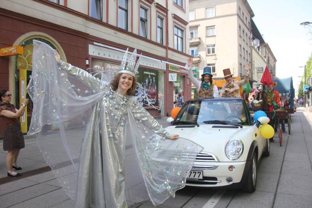 Laisvės alėjoje – įspūdingas lėlių ir kaukių paradas