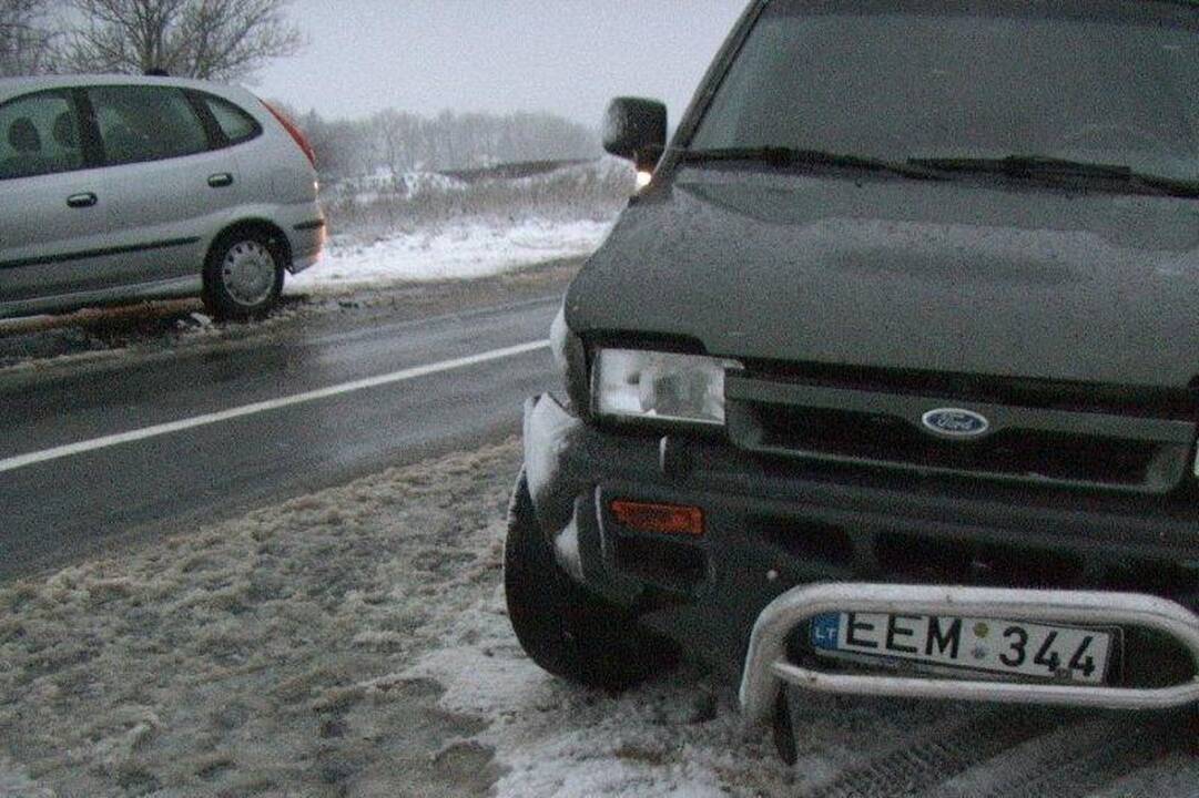 Slidūs keliai penktadienį piktino vairuotojus