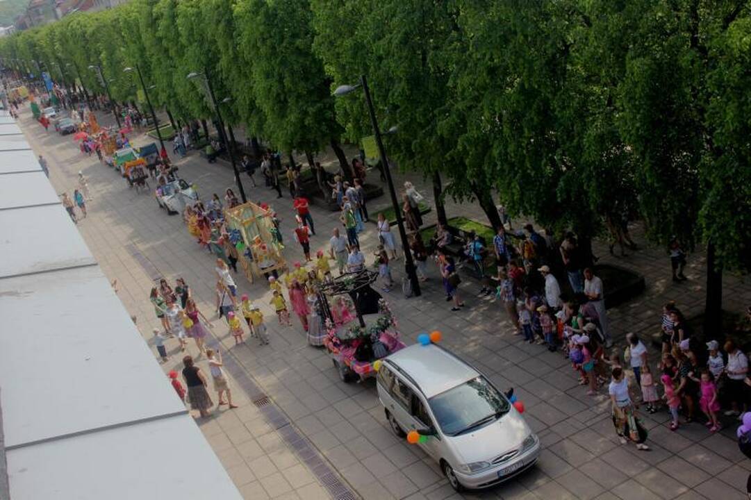 Laisvės alėjoje – įspūdingas lėlių ir kaukių paradas
