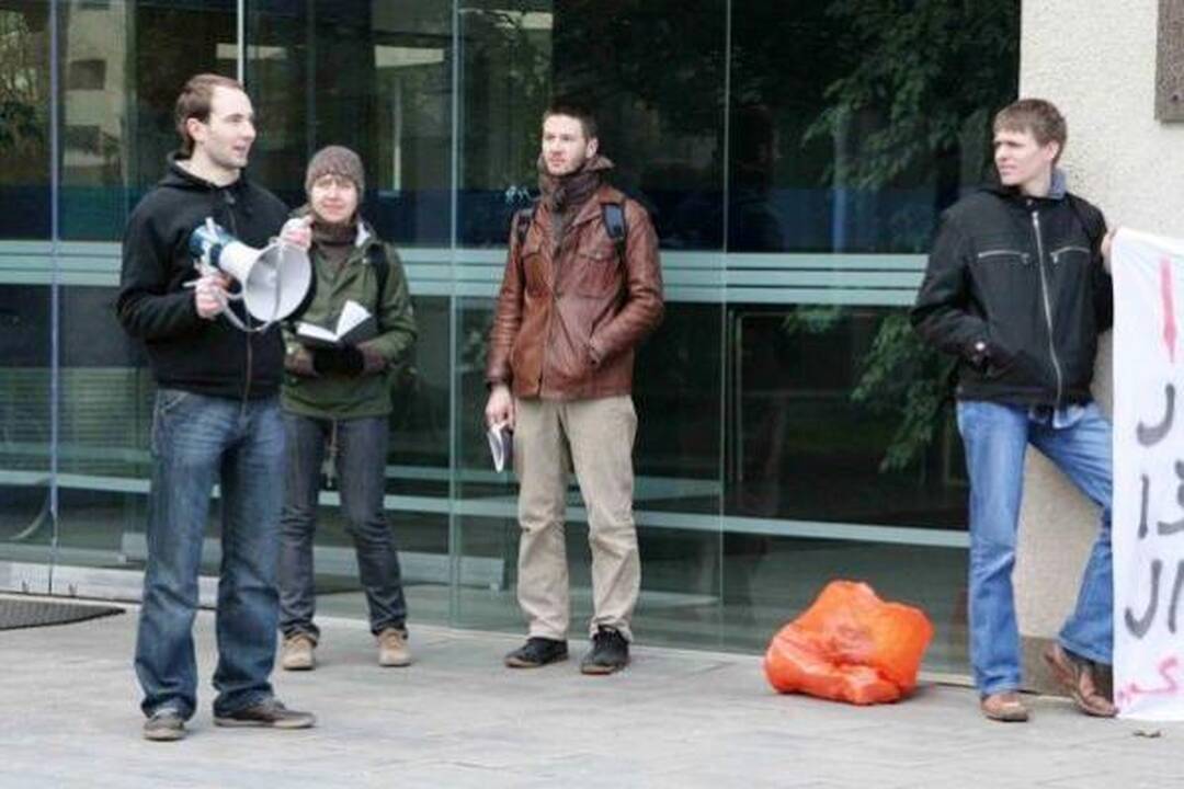 Dėl reportažo - mitingas prie LRT pastato