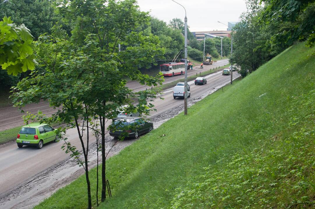 Per naktinę liūtį Vilniuje skendo automobiliai