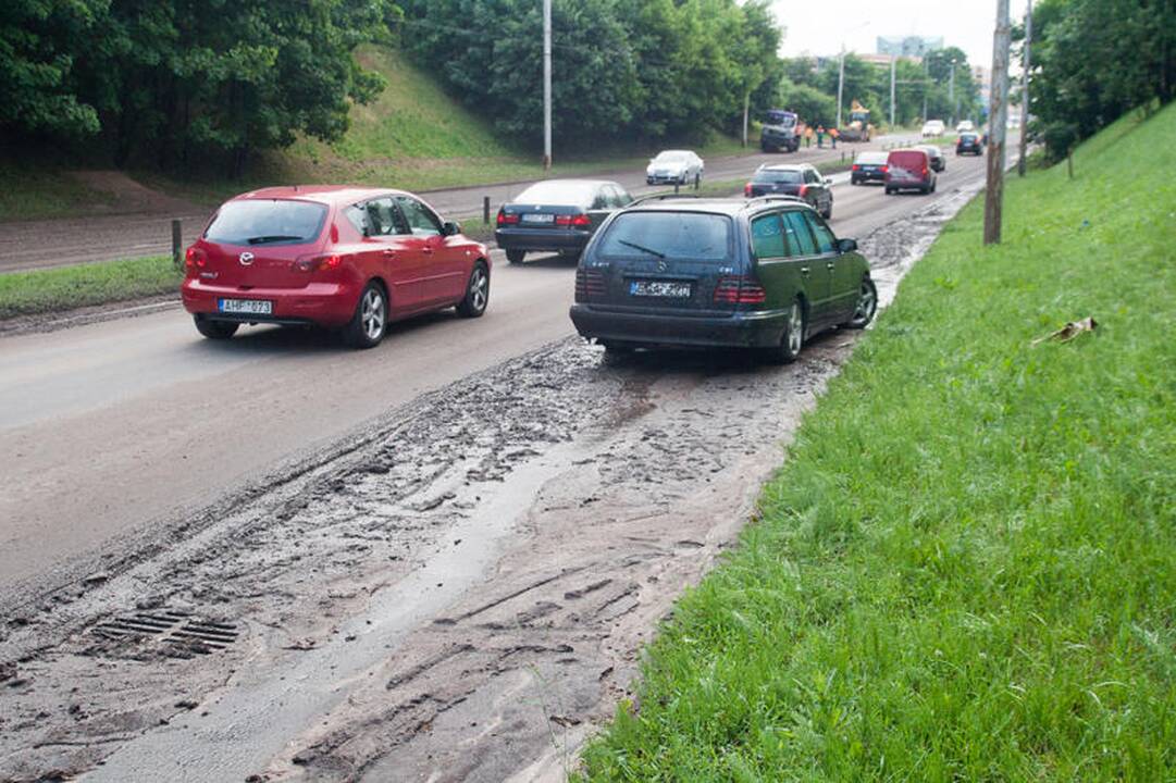 Per naktinę liūtį Vilniuje skendo automobiliai