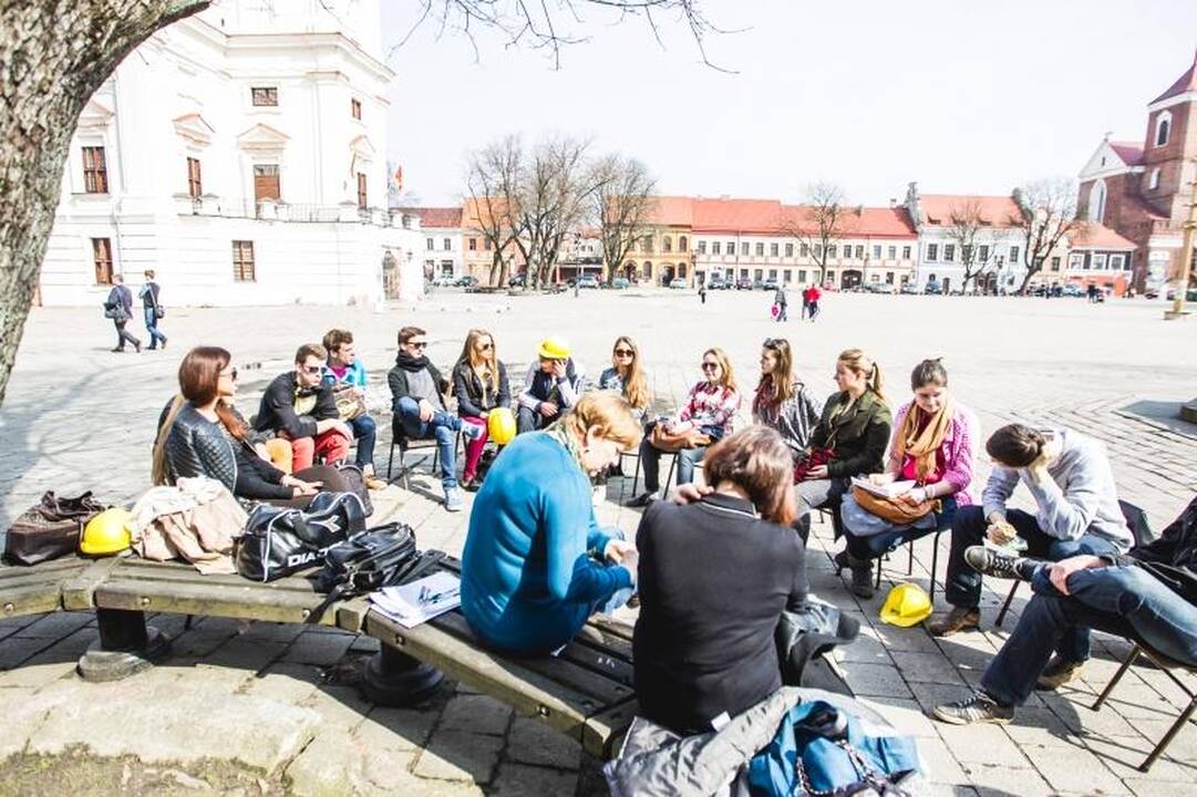 Gimnazistams pamokos vyko ir Rotušės aikštėje, ir ant tilto