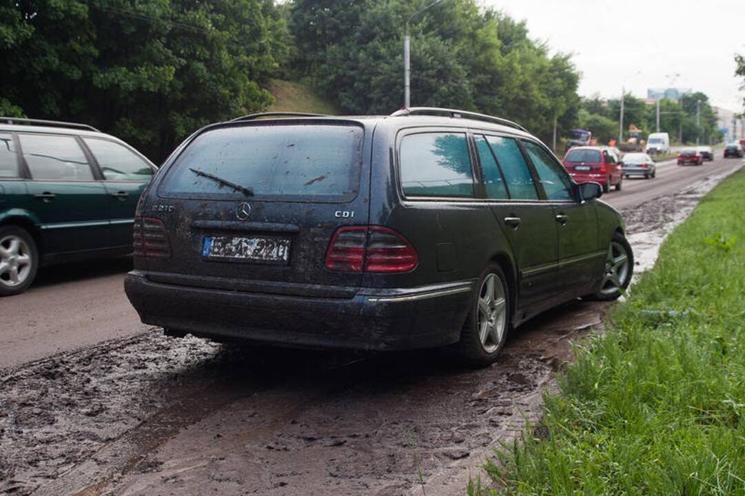 Per naktinę liūtį Vilniuje skendo automobiliai