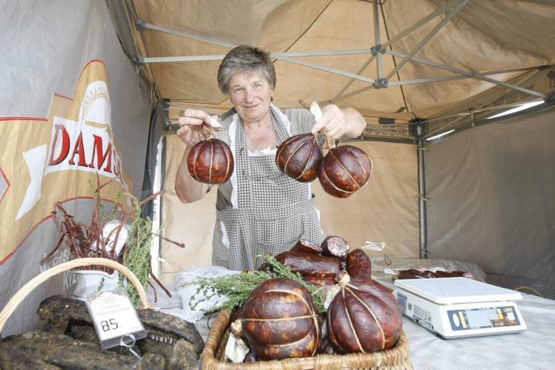Klaipėdiečiai mugėje viliojami medumi ir gintaru 