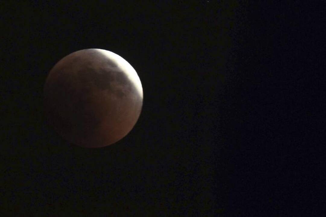 Visiškas užtemimas nudažė Mėnulį kraujo raudonumo spalva
