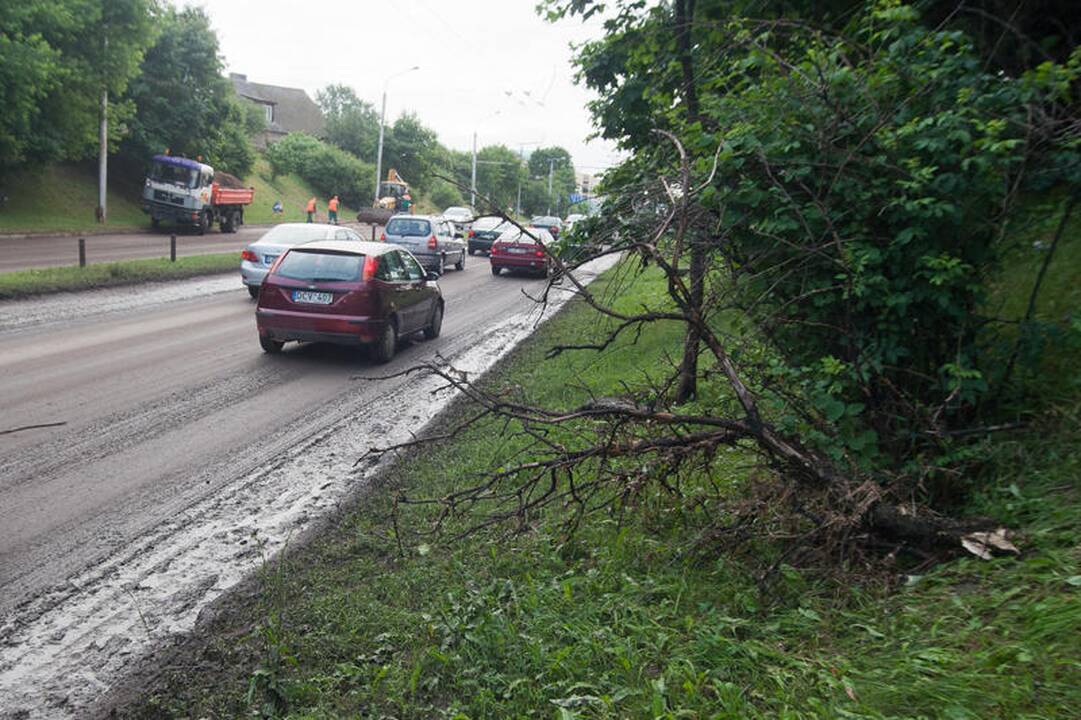 Per naktinę liūtį Vilniuje skendo automobiliai