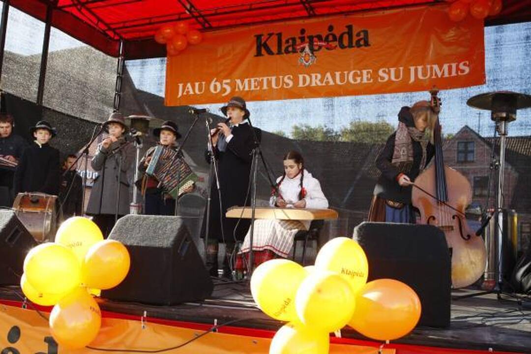 "Klaipėdos" jubiliejų miestiečiai šventė "Saulėto rudens" šventėje 