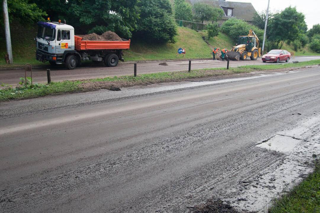 Per naktinę liūtį Vilniuje skendo automobiliai