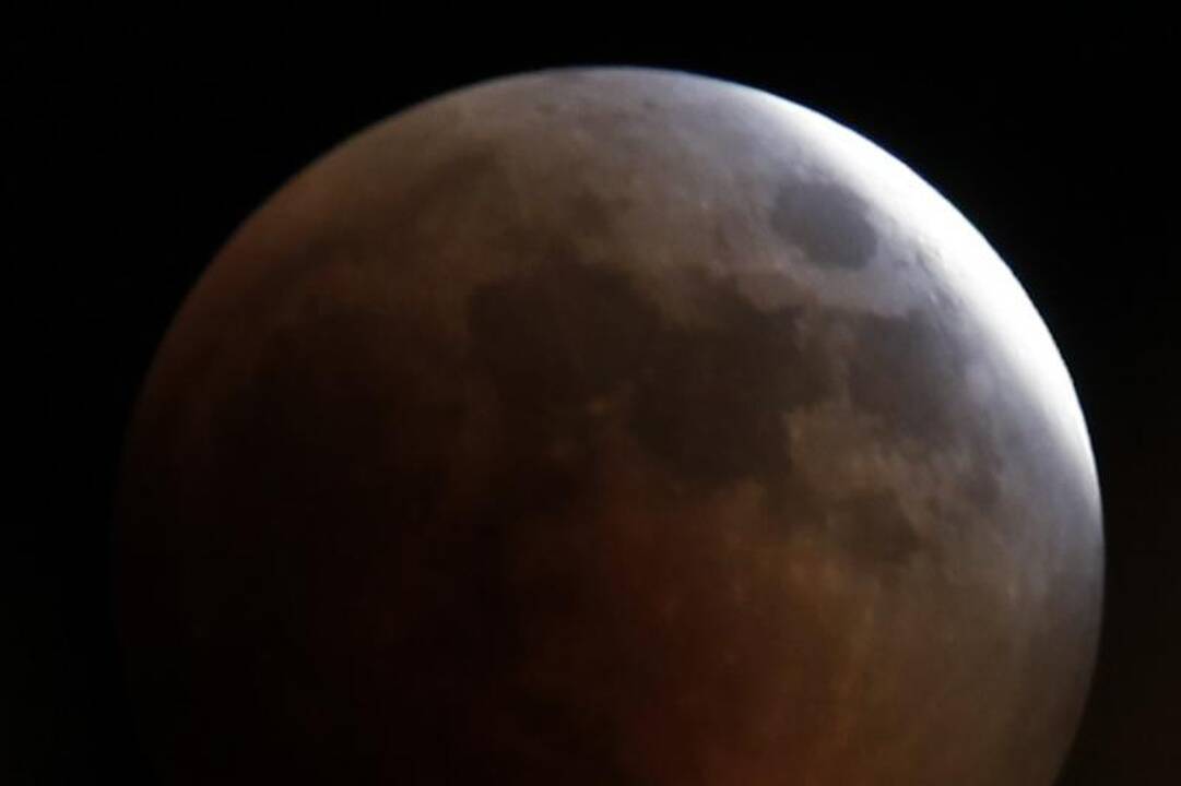 Visiškas užtemimas nudažė Mėnulį kraujo raudonumo spalva