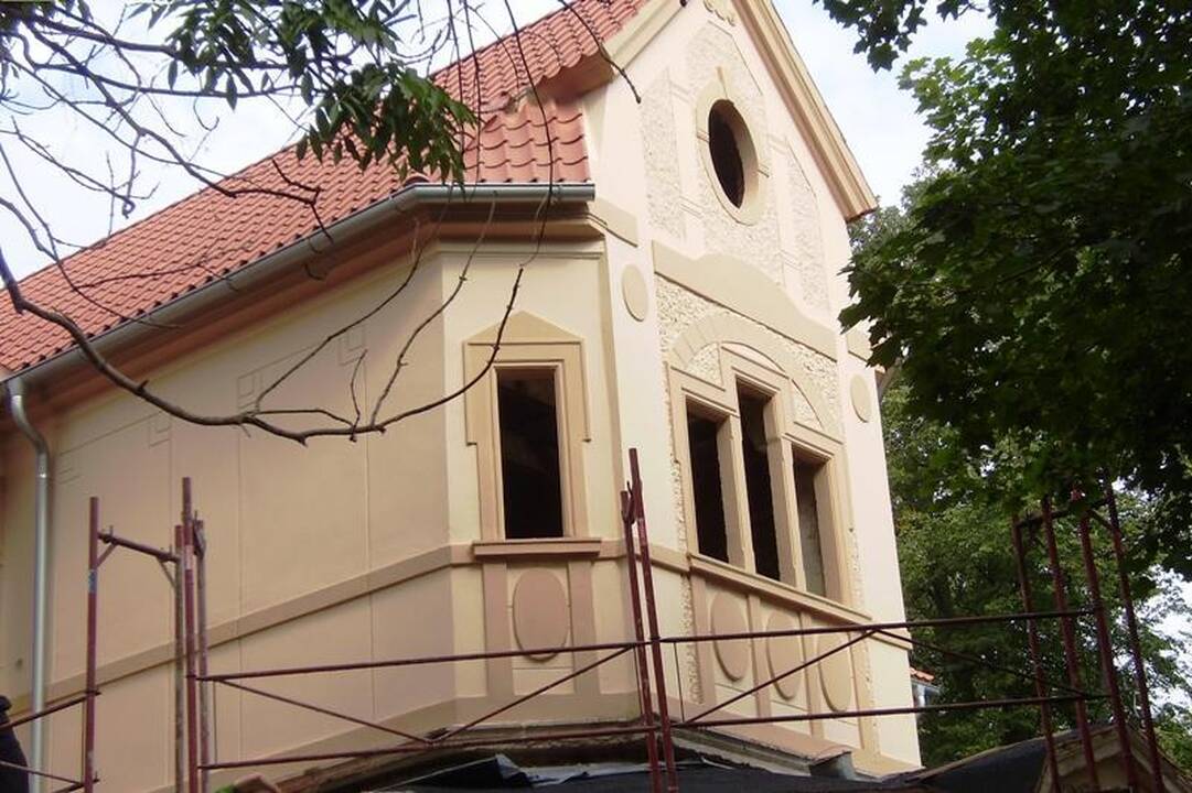 Restauruojamas Palangos Kurhauzas dabinasi naujais langais