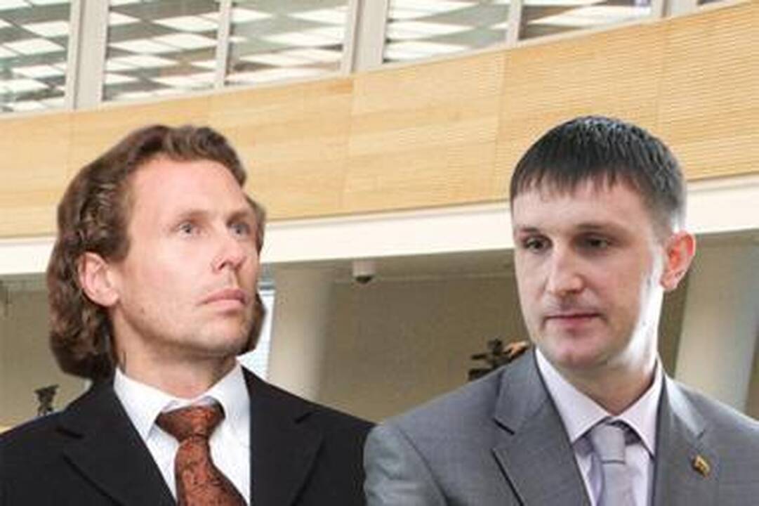 Du Konstitucinio Teismo teisėjai: A.Sacharukas ir L.Karalius neverti apkaltos