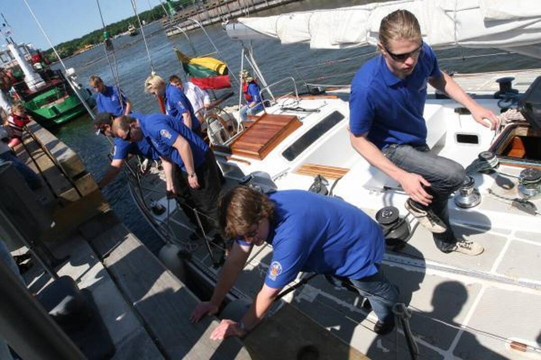 „Lietuva“ pakėlė bures į regatą "The Tall Ships Races“