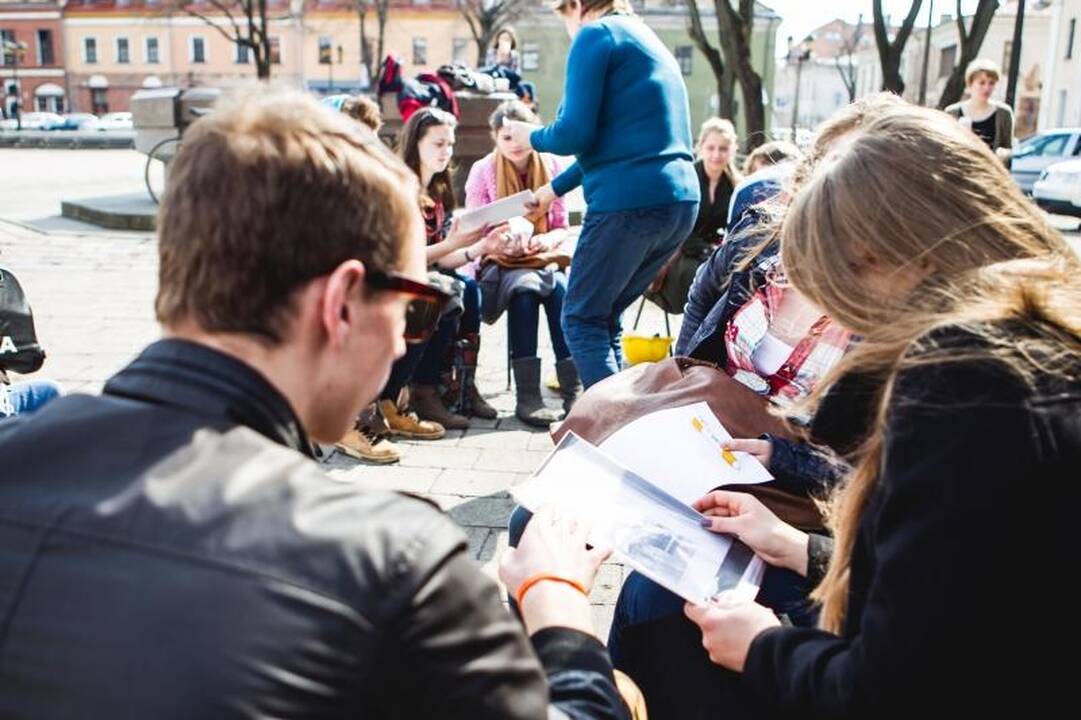 Gimnazistams pamokos vyko ir Rotušės aikštėje, ir ant tilto