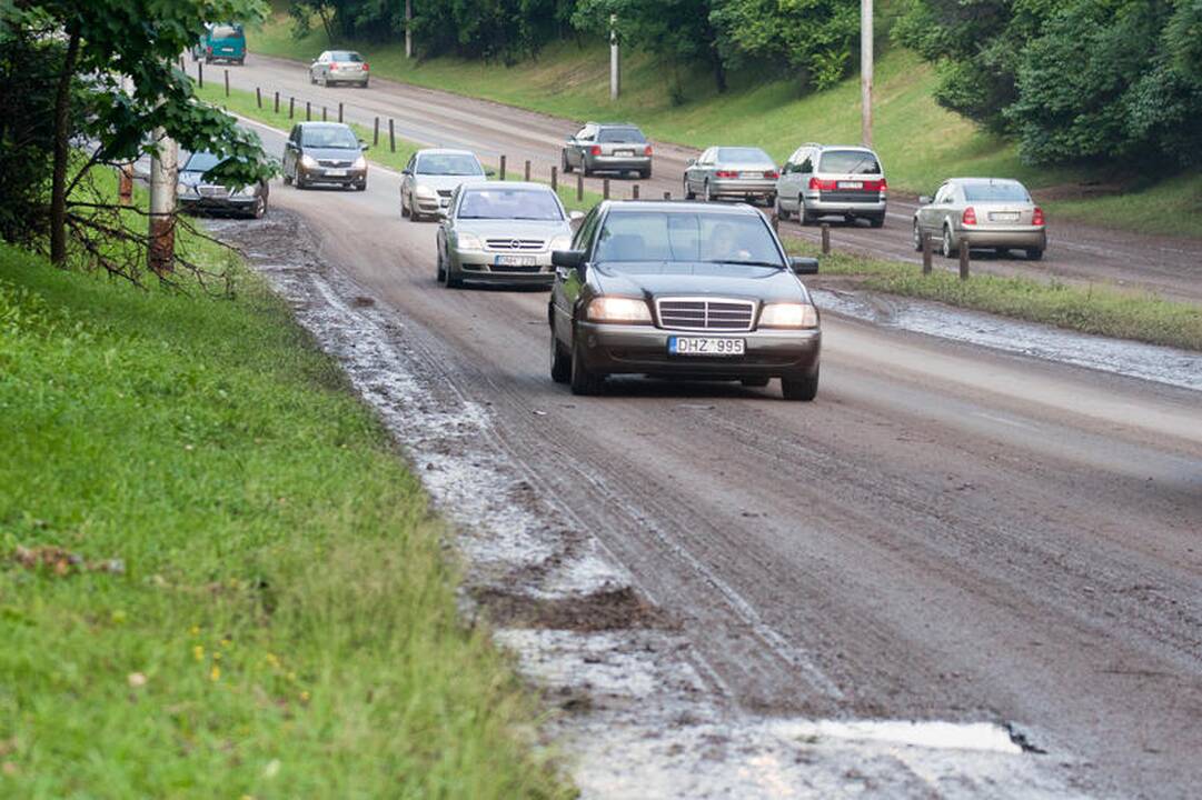 Per naktinę liūtį Vilniuje skendo automobiliai