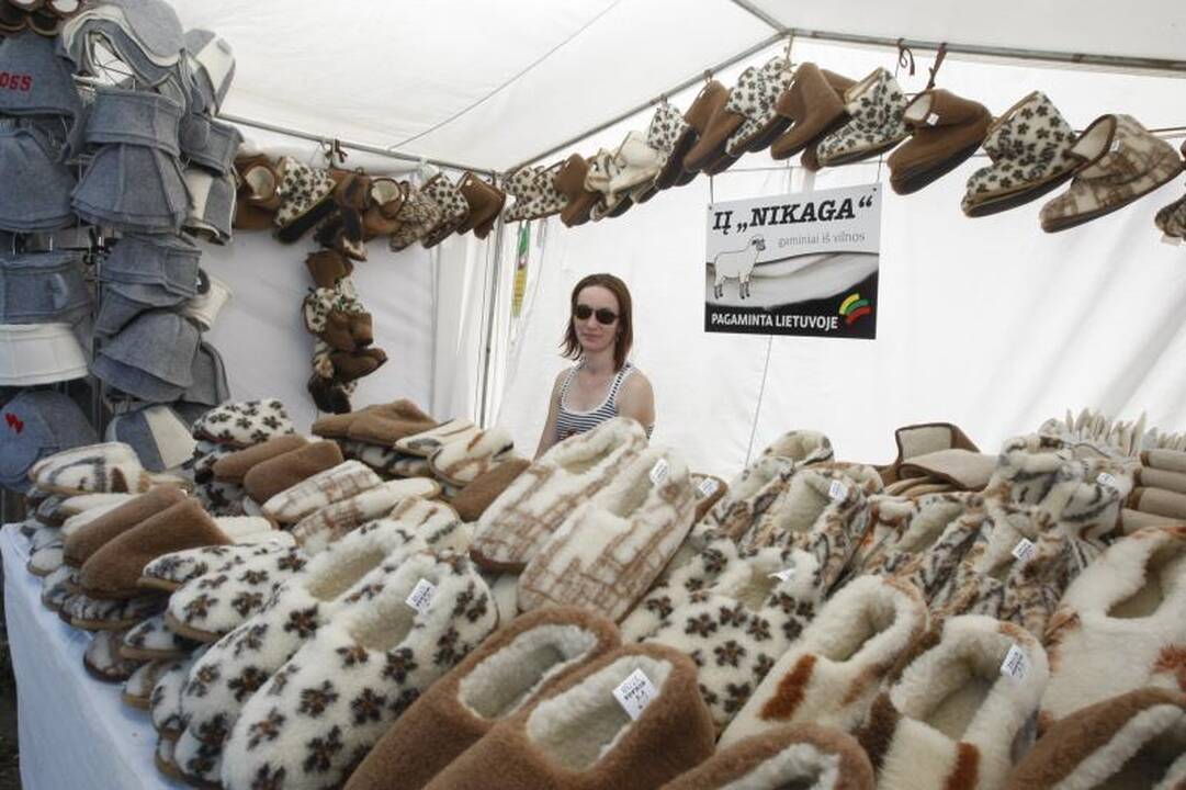 Klaipėdiečiai mugėje viliojami medumi ir gintaru 
