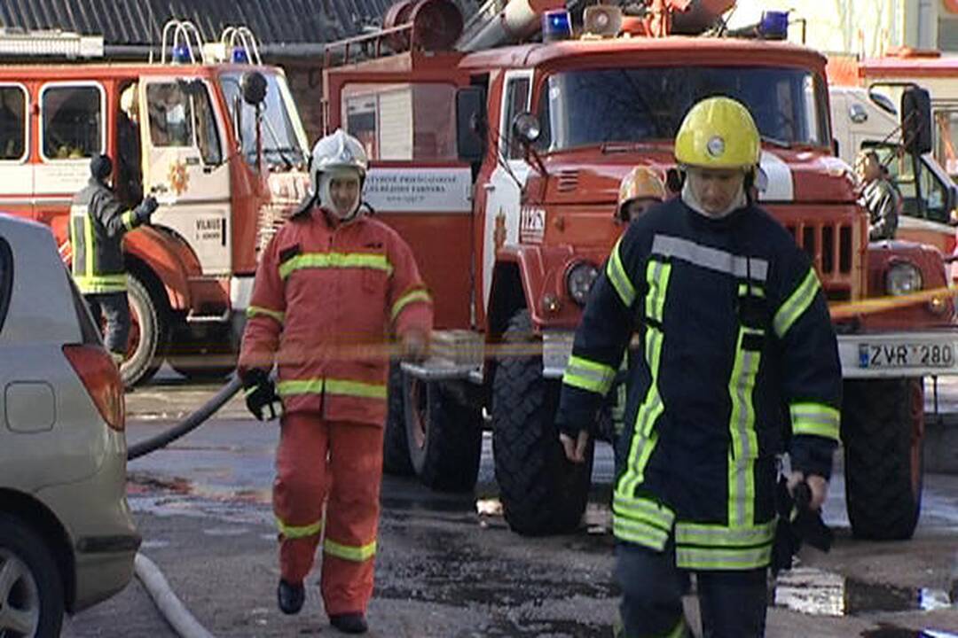 Gaisras Žvėryne įsiplieskė nuo palikto įkroviklio