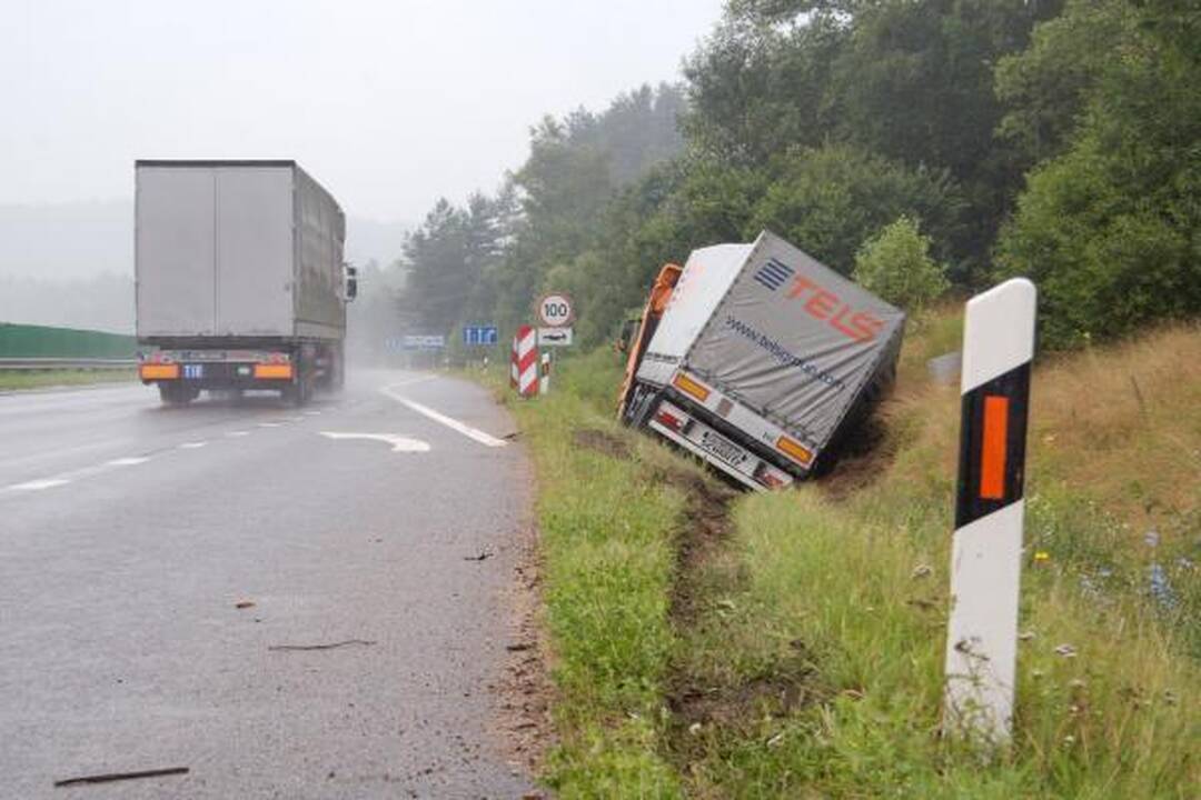 Nuo kelio nulėkusio vilkiko vairuotojas: „užmigau“