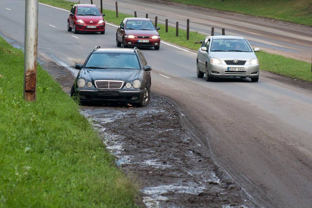 Per naktinę liūtį Vilniuje skendo automobiliai